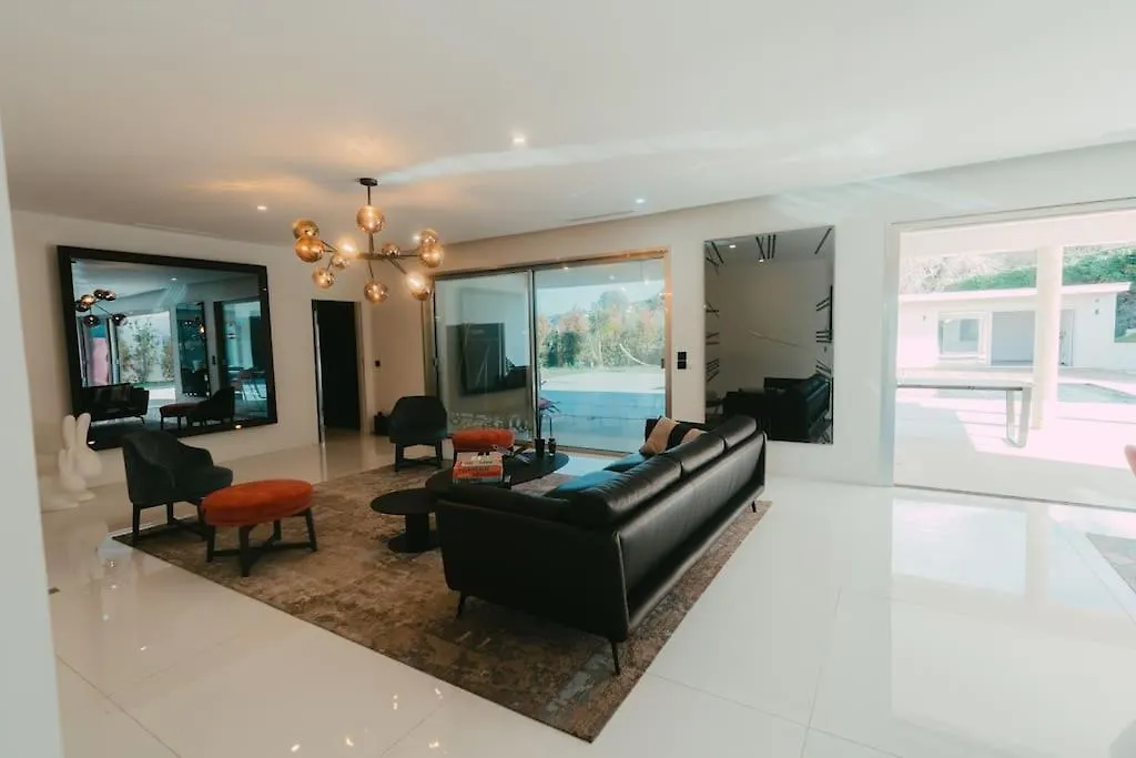 La Villa Sainte-Victoire / Luxury Villa South Of France Mimet
